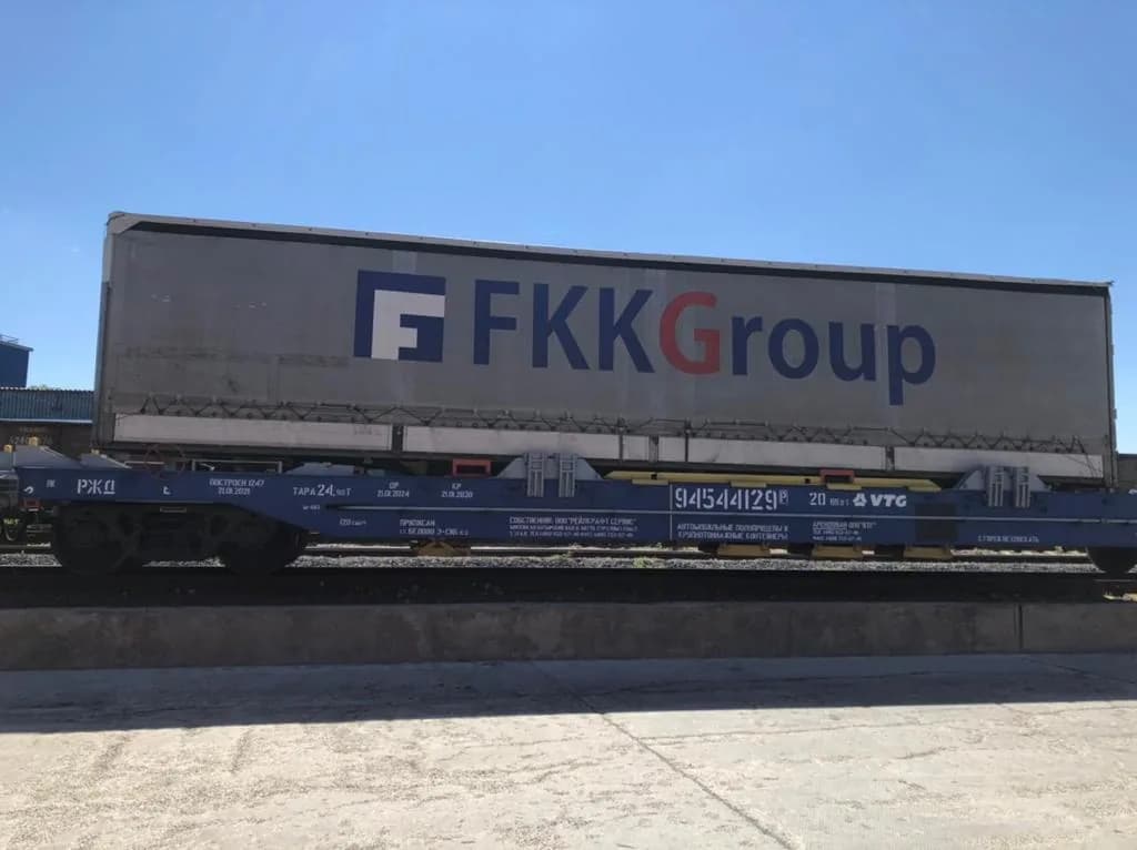 Полуприцеп FKK Group на платформе ПФКО на терминале